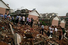 Chine: Une maison démolie de force avec la propriétaire dedans Chine: Une maison démolie de force avec la propriétaire dedans